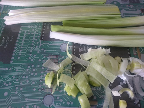 Slice the washed leeks