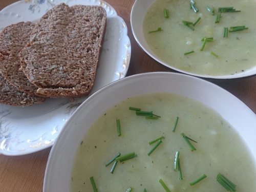 easy vegan leek and potato soup